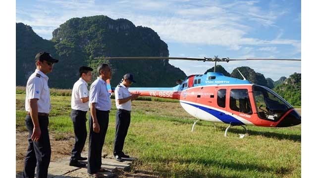 Le personnel de la Compagnie d'hélicoptères du Nord du Vietnam se prépare à accueillir des touristes à l'embarcadère de Tràng An. Photo : NDEL.