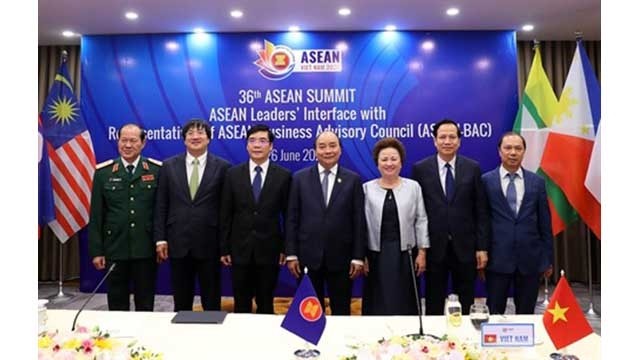 Dialogue virtuel entre les dirigeants de l’ASEAN, les partenaires et les représentants du Conseil consultatif des entreprises de l’ASEAN.  Photo : VNA.