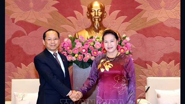 La Présidente de l'AN du Vietnam, Nguyên Thi Kim Ngân (à droite) et l’ambassadeur cambodgien au Vietnam Chay Navuth. Photo: VNA