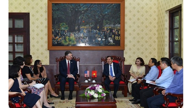 Le rédacteur en chef du Journal Nhân Dân, Thuân Huu (à droite) et l'ambassadeur des États-Unis au Vietnam, Daniel Kritenbrink. Photo : NDEL.
