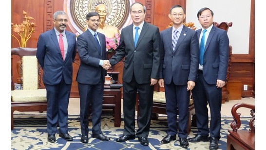 Le secrétaire du Comité du PCV pour Hô Chi Minh-Ville, Nguyên Thiên Nhân, (au centre) et l’ambassadeur indien au Vietnam, Pranay Verma (2e à gauche). Photo : SGGP.