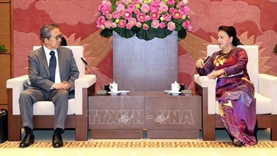La Présidente de l'AN du Vietnam, Nguyên Thi Kim Ngân (à droite) et l’ambassadeur japonais au Vietnam Yamada Takio. Photo: VNA