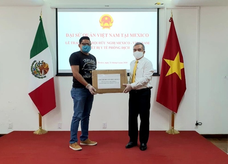 L'ambassadeur du Vietnam au Mexique Nguyen Hoai Duong remet des cadeaux d'amitié au représentant de l’Institut de l’amitié et de la coopération Mexique - Vietnam. Photo : Baoquocte.