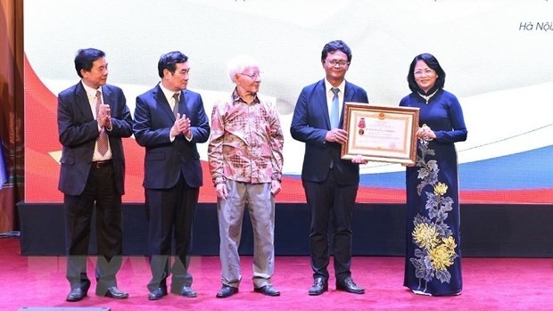 La Vice-Présidente Dang Thi Ngoc Thinh (à droite) remet l'Ordre du Travail de deuxième classe à l’Association d’amitié Vietnam-Russie. Photo : VNA. 