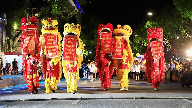 La danse de la licorne vibrante. Photo : hanoimoi.com.vn