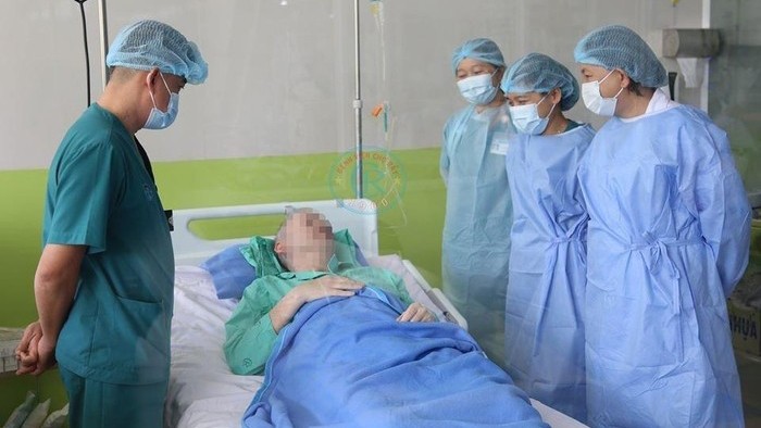 Le pilote britannique avait été soigné du 18 mars au 22 mai à l'Hôpital des maladies tropicales de Hô Chi Minh-Ville et du 22 mai à présent à l'Hôpital Cho Rây. Photo : NDEL.