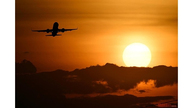 Un avion décolle à l'aéroport international de Nôi Bài au coucher du soleil, créant un paysage poétique à la périphérie de Hanoi. Photo : NDEL.