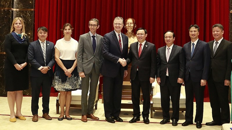 Le secrétaire du Comité du Parti de Hanoi, Vuong Dinh Huê (4e à droite) et l’ambassadeur des États-Unis au Vietnam, Daniel J.Kritenbrink (5e à gauche). Photo : kinhtedothi.vn.