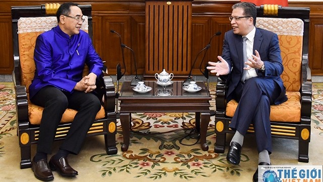 Le vice-ministre des Affaires étrangères Dang Minh Khôi (à droite), président du Comité d’État chargé des Vietnamiens résidant à l’étranger et l’ambassadeur thaïlandais au Vietnam, Tanee Sangrat. Photo: baoquocte.vn