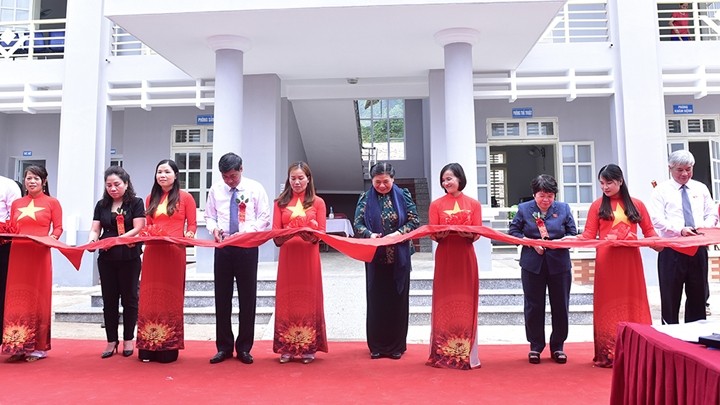 La Vice-Présidente de l’AN Tong Thi Phong à la cérémonie d’inauguration d’un centre médical de la commune de Xuân Nha, district de Vân Hô. Photo : QH.