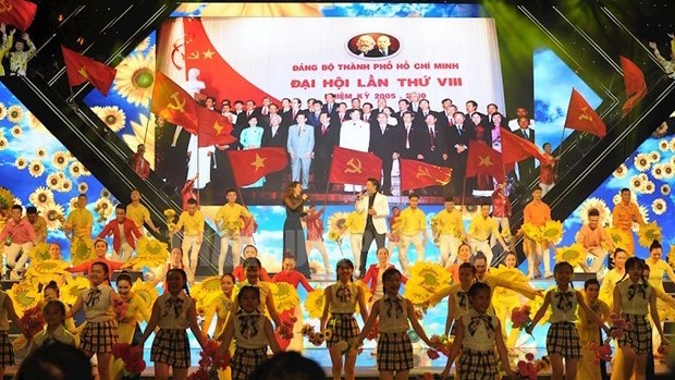 Un numéro de la soirée artistique "Fierté de la ville portant le nom de l'Oncle Hô" dans la soirée du 2 juillet à la rue piétonne Nguyên Huê à Hô Chi Minh-Ville. Photo: www.hcmcpv.org.vn