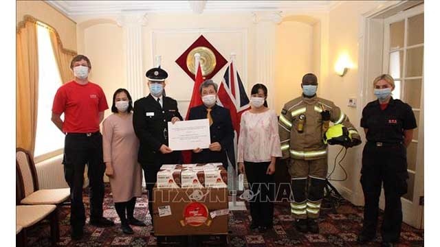 L'ambassadeur vietnamien au Royaume-Uni Trân Ngoc An offre 135 000 masques antibactériens au représentant de Londres et du pays de Galles: Photo: VNA