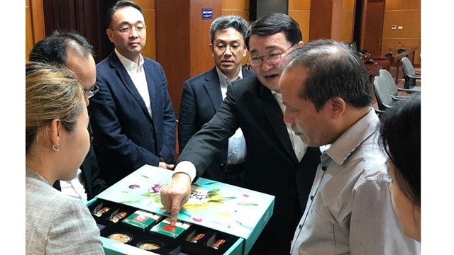Le président du groupe CJ Vietnam, Chang Bok Sang (porte des lunettes) propose de créer un Centre de recherches sur le riz au Vietnam en vue de maximiser la valeur ajoutée du riz vietnamien. Photo : congthuong.vn.