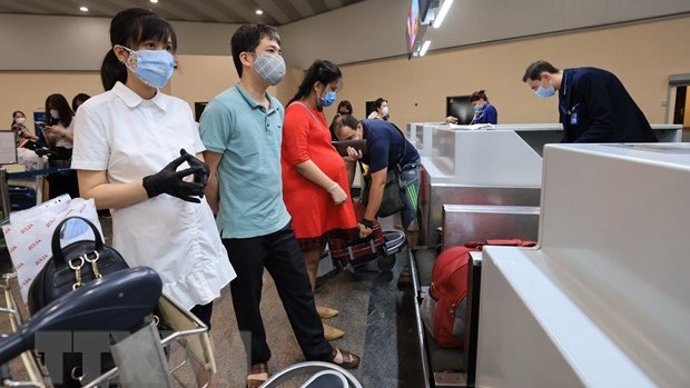 Des passagers réalisent l'enregistrement au comptoir de Vietnam Airlines à l'aéroport de Sherementyevo. Photo : VNA.
