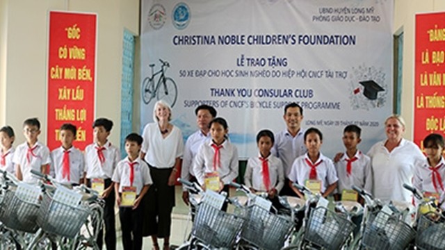 Cérémonie de remise des vélos à des enfants pauvres de la province de Hâu Giang. Photo : Baohaugiang.