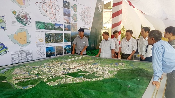Le plan directeur de la zone urbaine de Hoa Lac qui est affiché au siège du Comité populaire du district de Thach Thât. Photo: KTDT.