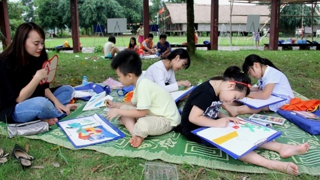 Les enfants participent au concours de peinture. Photo : Village de la culture et du tourisme des ethnies du Vietnam.