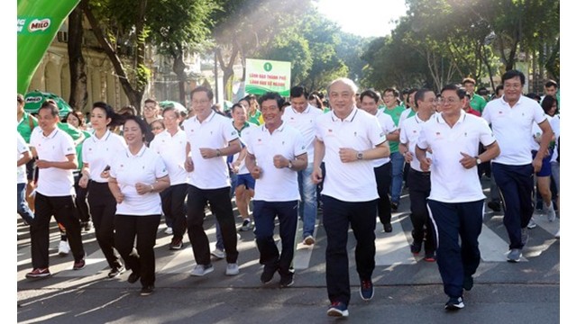 Les personnes particpent à la course de la Journée olympique pour la santé publique à Hô Chi Minh-Ville. Photo : http://www.tuyengiao.vn