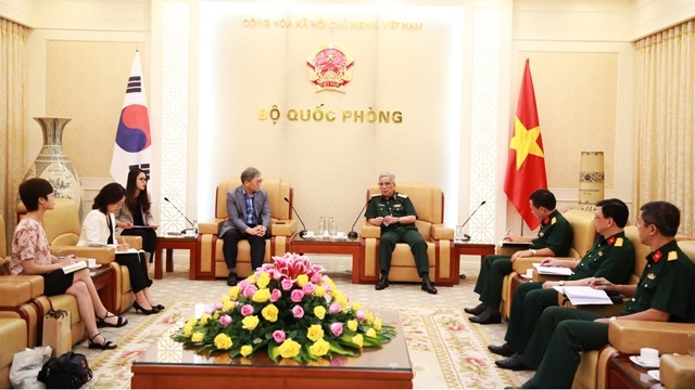 Le vice-ministre vietnamien de la Défense Nguyên Chi Vinh reçoit le 22 juillet à Hanoi, Cho Han-Deog, le nouveau directeur de la KOICA au Vietnam. Photo : VNA.