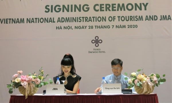 Cérémonie de signature de coopération entre l’Administration nationale du tourisme du Vietnam et JMA Global, le 28 juillet à Hanoï. Photo : Linh Hoàng/NDEL.