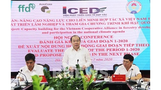 Nguyên Ngoc Bao (debout), président de l’Alliance des coopératives du Vietnam (VCA). Photo : VNA.