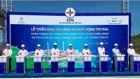 Cérémonie d’inauguration de deux quais de manutention de charbon et d’un brise-lame au centre électrique de Quang Trach. Photo : qdnd.vn.