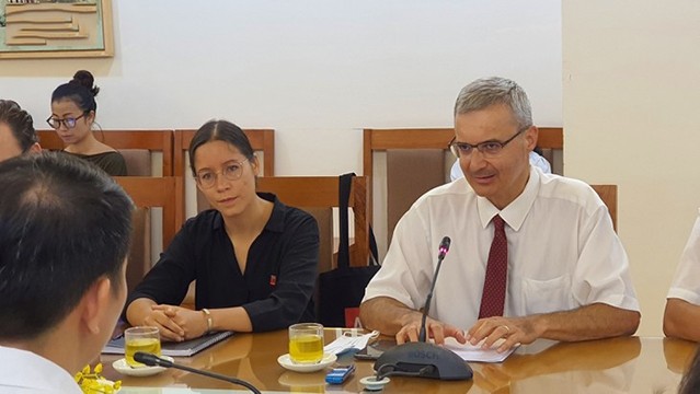 Nicolas Warnery, l’ambassadeur de France au Vietnam (à droite) travaille avec les autorités de l'arrondissement de Hoàn Kiêm. Photo: Duc Quy/VOV5