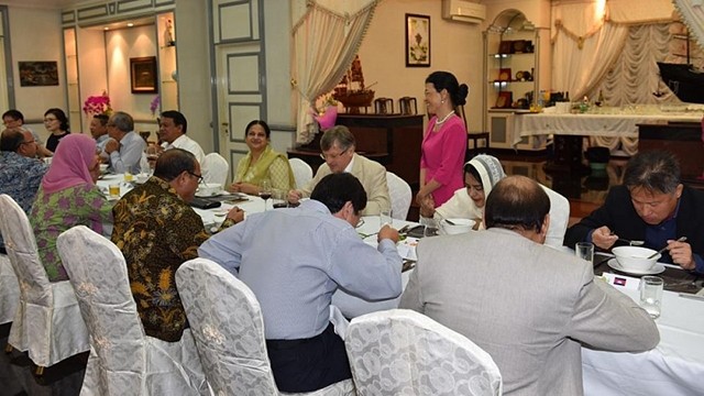 Les invités dégustent des plats traditionnels du Vietnam. Photo : Ambassade vietnamienne au Brunei