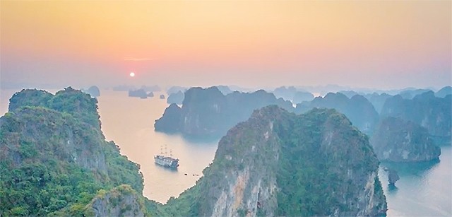 La baie de Ha Long a été élue comme le meilleur endroit pour voir le plus beau lever de soleil du monde