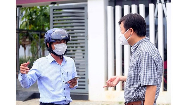 Le professeur agrégé Trân Nhu Duong déploie la tâche de traçage des cas de F1 à Dà Nang. Photo : NDEL.