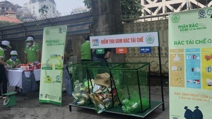  Lieu d'échange d'ordures contre des cadeaux dans le quartier de Phan Chu Trinh, Hanoi. Photo: VNA.