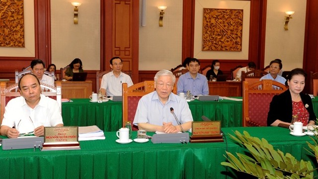 Le Secrétaire général du Parti communiste du Vietnam et chef de l'État Nguyên Phu Trong (au micro) prend la parole lors de la réunion. Photo : NDEL.