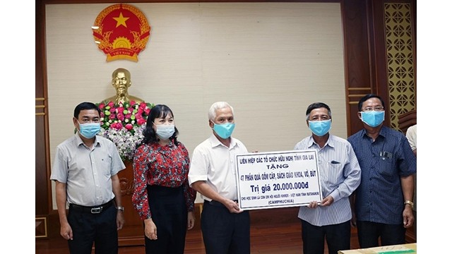 L'Union des organisations d'amitié de la province de Gia Lai  offre des cadeaux à des élèves d’origine vietnamiennes dans la province de Ratanakiri du Cambodge. Photo:  Journal Gia Lai