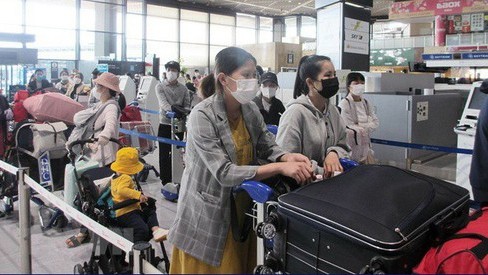 Les citoyens vietnamiens effectuent les procédures d'enregistrement avant de monter à bord de l'avion. Photo : VOV