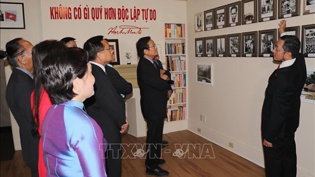 La salle d’exposition de photos et de documents sur le Président Hô Chi Minh. Photo: VNA