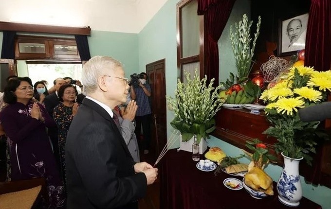 Le Secrétaire général du Parti et Président Nguyên Phu Trong offre de l'encens en hommage au Président Hô Chi Minh à la maison 67. Photo : VNA.