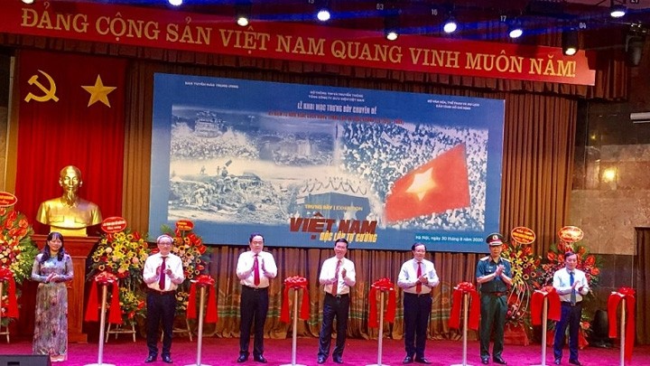 Cérémonie de l'inauguration de l'exposition à Hanoi. Photo : BQT.