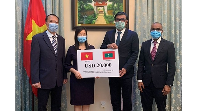 L’ambassadrice du Vietnam au Sri Lanka, Pham Thi Bich Ngoc fait  un don de 20 000 dollars aux Maldives pour la prévention du Covid-19. Photo: baoquocte.vn