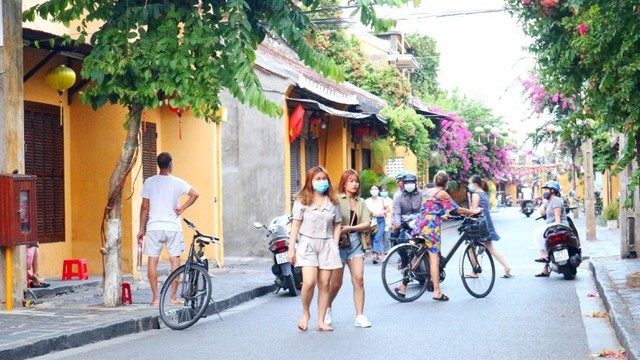 Les touristes peuvent maintenant revenir dans l’ancienne ville de Hôi An, car les mesures dedistanciation sociale se sont assouplies. Photo : NDEL.