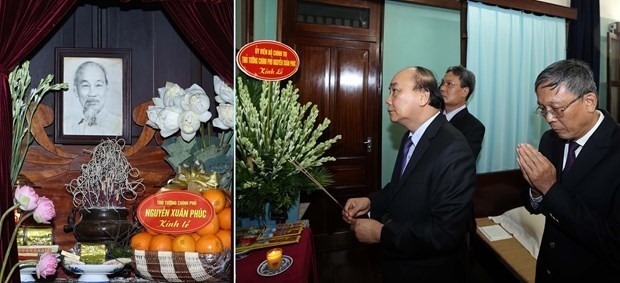 Le Premier ministre Nguyên Xuân Phuc a offert de l’encens au Président Hô Chi Minh, le 7 septembre. Photo : VNA.