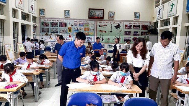 Les élèves de l'école primaire de Thanh Luông participent au concours de peinture sur la solidarité Vietnam-Cuba. Photo : Dienbien.