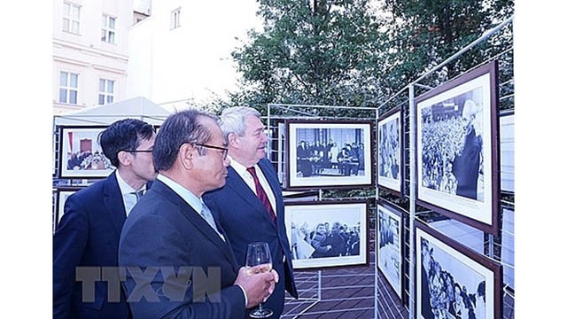 L’exposition de photos « Le Vietnam se renouvelle et se développe ». Photo : https://thoidai.com.vn/