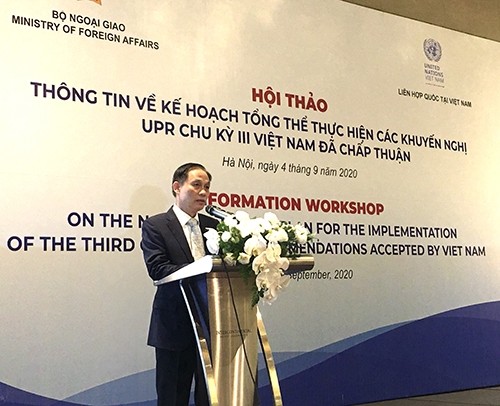 Le vice-ministre vietnamien des AE Le Hoai Trung lors du séminaire. Photo : Tapchithongtindoingoai.