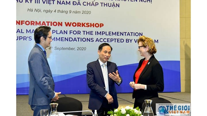Le vice-ministre vietnamien des Affaires étrangères Lê Hoai Trung discute avec la représentante du PNUD au Vietnam Caitlin Wiesen. Photo : baoquocte.vn