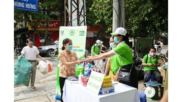Les habitants apportent les déchets recyclables triés au point de collecte et échangent des cadeaux. Photo : CVN.