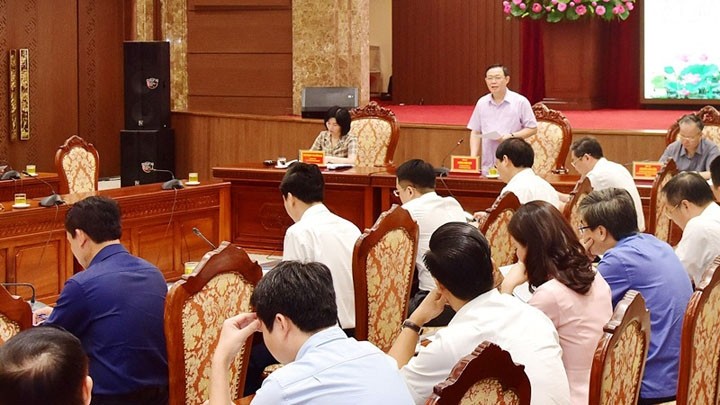 Le secrétaire du Comité municipal du Parti, Vuong Dinh Huê, prend la parole lors de la réunion. Photo : NDEL.