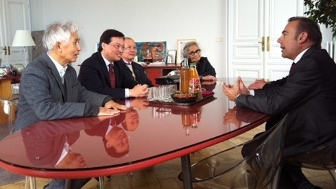 L'ambassadeur du Vietnam en France, Duong Chi Dung (2e, gauche), le Docteur-professeur Jean Trân Thanh Vân (1er, gauche) et  le maire de Blois, Marc Gricourt (droite), dans la ville de Blois. Photo : Lê Hà/CVN