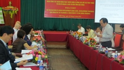 Les autorités locales et les représentants de BAD, BM au cours de la séance de travail. Photo: Nhan Dan
