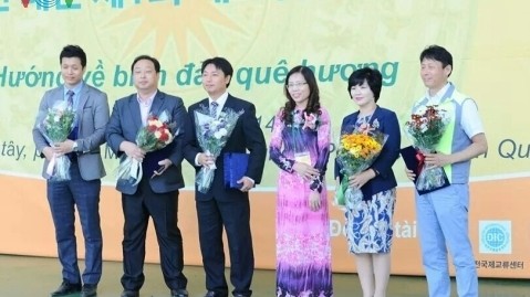 Le représentant de l'ambassade du Vietnam en République de Corée, Lê Thuy Trang et le comité d’organisation. Photo: VOV.