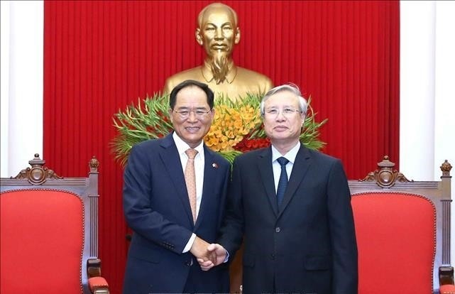 Le permanent du Secrétariat du Comité central du PCV, Trân Quôc Vuong, et l’ambassadeur de République de Corée au Vietnam, Park Noh-wan. Photo : CPV.